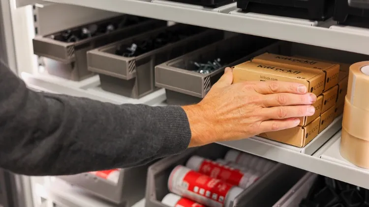 Hand tar en förpackning från hyllplanet